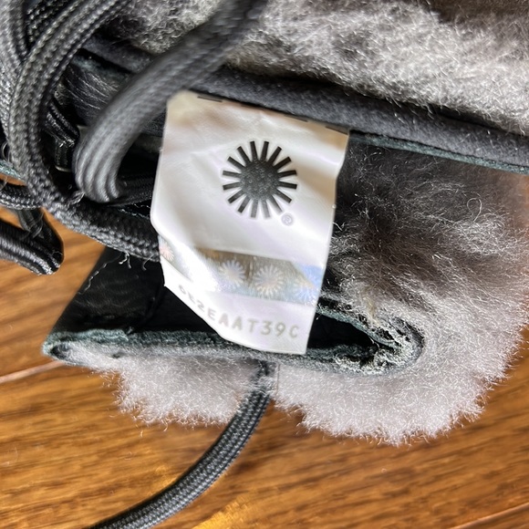 UGG ADIRONDACK III TALL BLACK GRAY WATERPROOF WOMENS SIZE 6 AUTHENTIC BOOTS - Picture 12 of 16